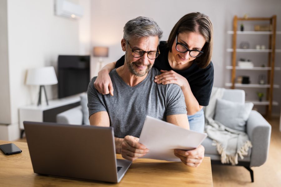 married-couple-doing-their-finances-to-protect-themselves-from-inflation