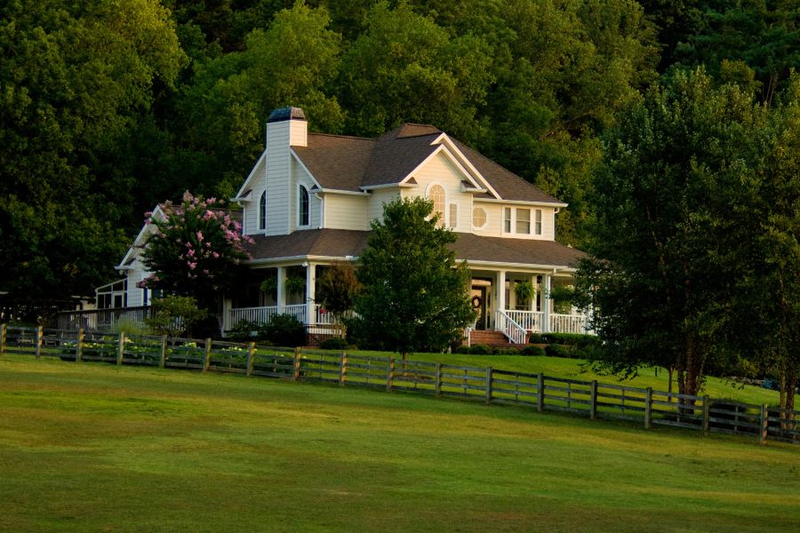 House in the country surrounding Redding CA that was financed with a loan from Chris Lamm